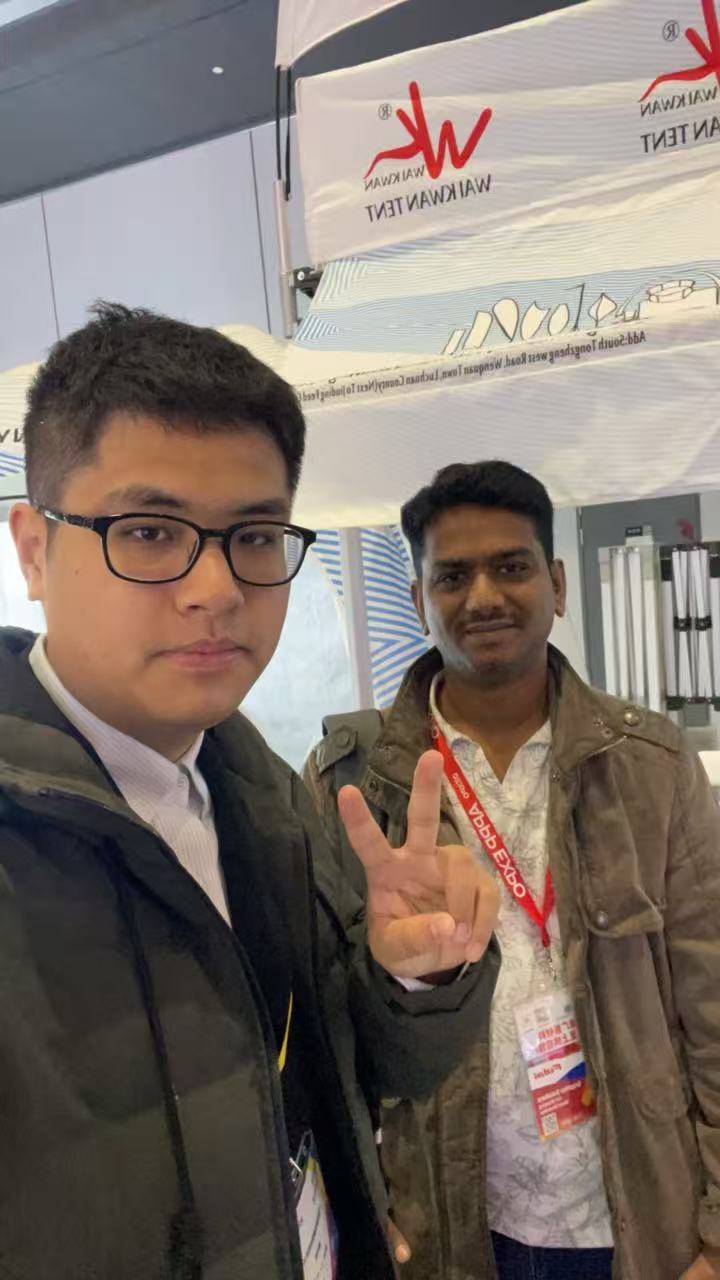 On-site communication with customers at the exhibition